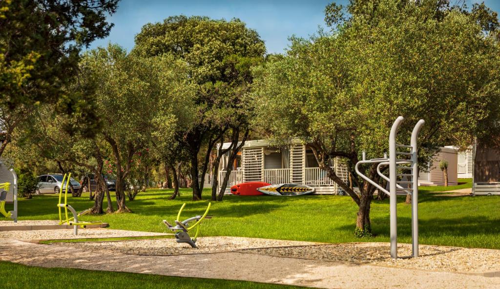 Maistra Camping Amarin Mobile homes的儿童游玩区