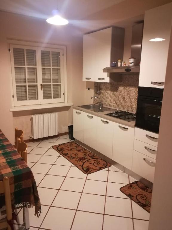 A kitchen or kitchenette at Villa Linda Bed And Breakfast