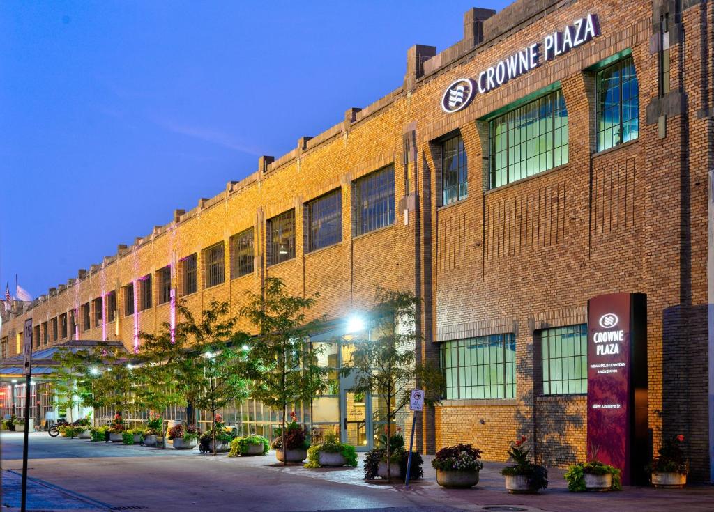 een groot bakstenen gebouw met een bord erop bij Crowne Plaza Indianapolis-Dwtn-Union Stn, an IHG Hotel in Indianapolis