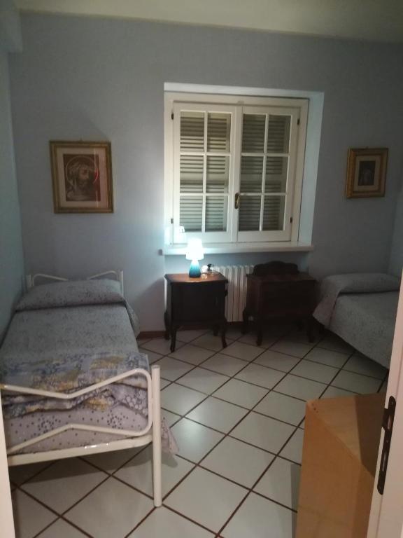 A bed or beds in a room at Villa Linda Bed And Breakfast