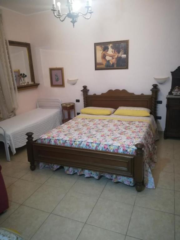 A bed or beds in a room at Villa Linda Bed And Breakfast