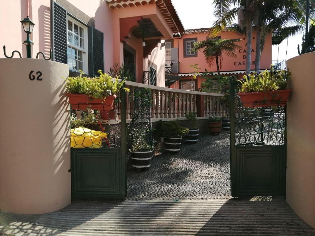 フンシャルにあるA Casa Do Caseiroの緑の扉と鉢植えの家