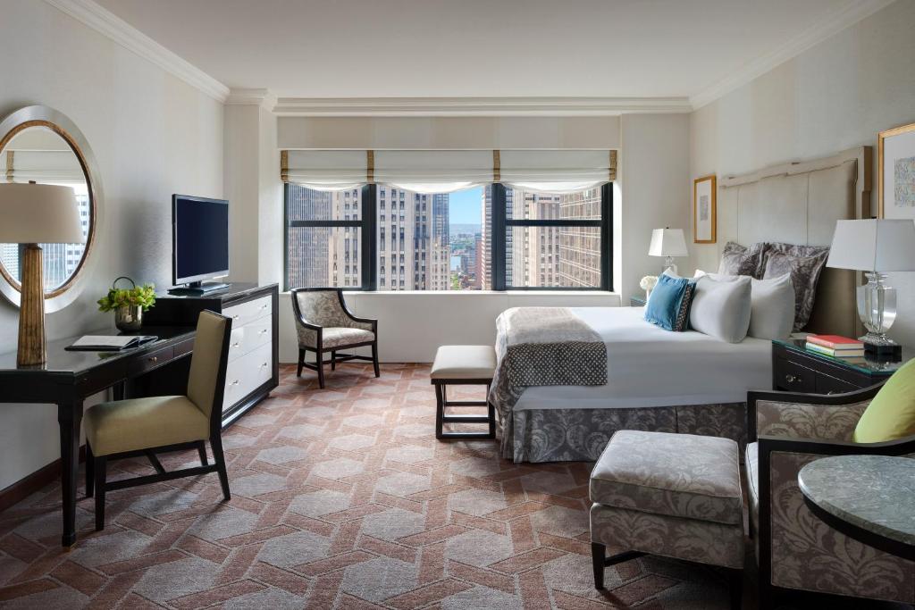 Uma área de estar em Lotte New York Palace
