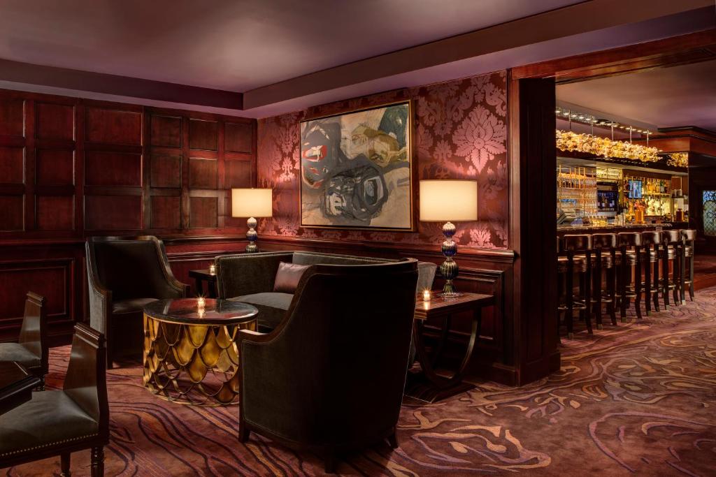Uma área de estar em Lotte New York Palace