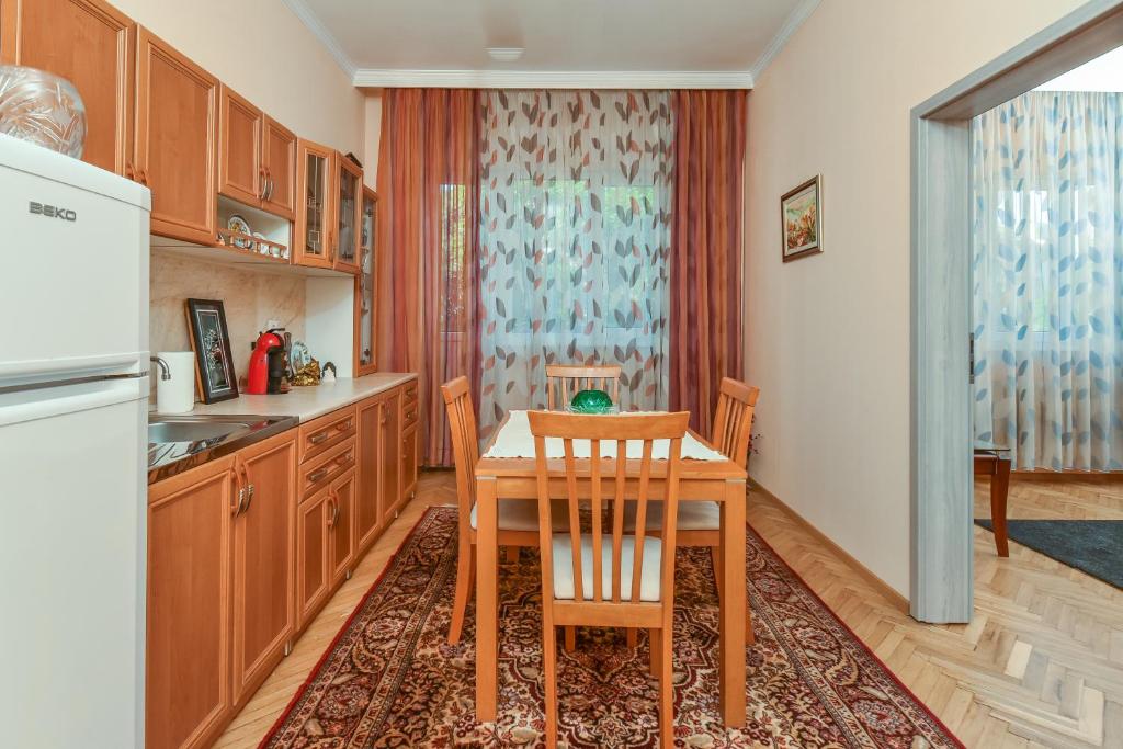 Кухня или кухненски бокс в ✦ Sofia Retro ✦ Top Center 1-BDR Apartment