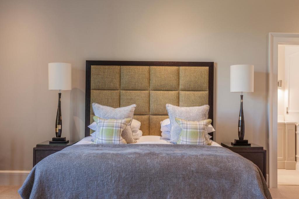 A bed or beds in a room at Oatlands Park Hotel 