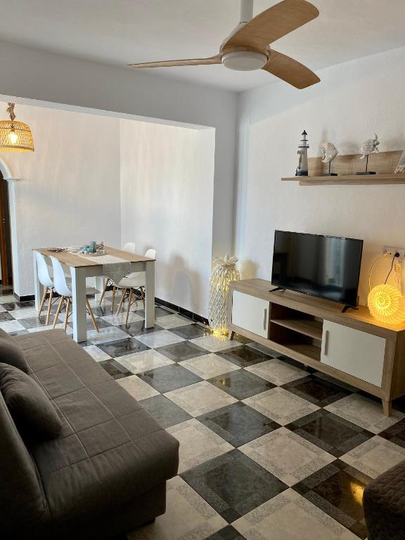 TV a/nebo společenská místnost v ubytování Piso en Conil con Vistas al mar