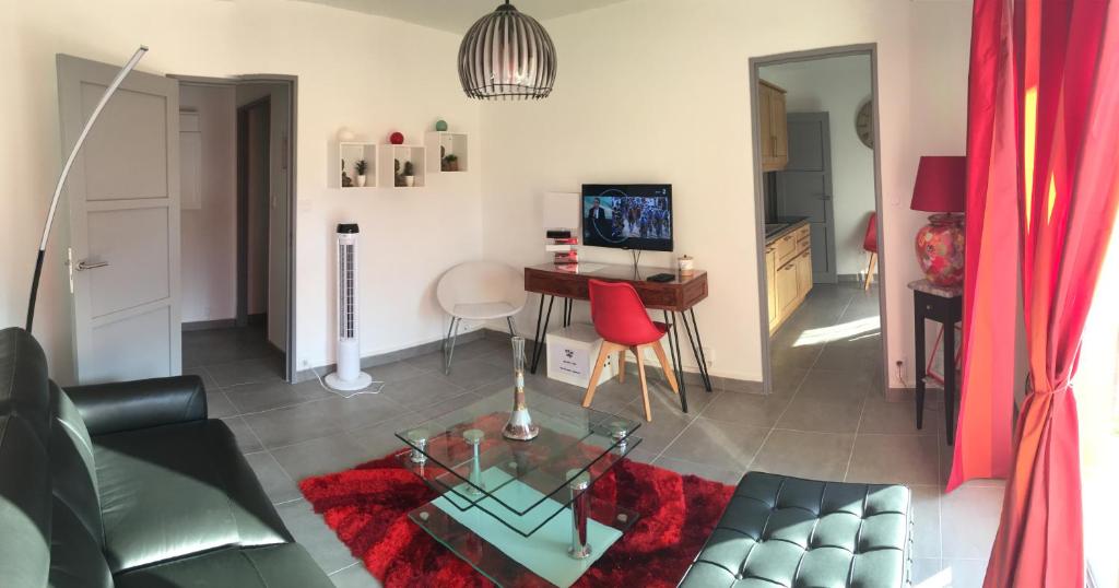 ein Wohnzimmer mit einem Sofa und einem Tisch in der Unterkunft LE PONT NEUF 61 in Alençon