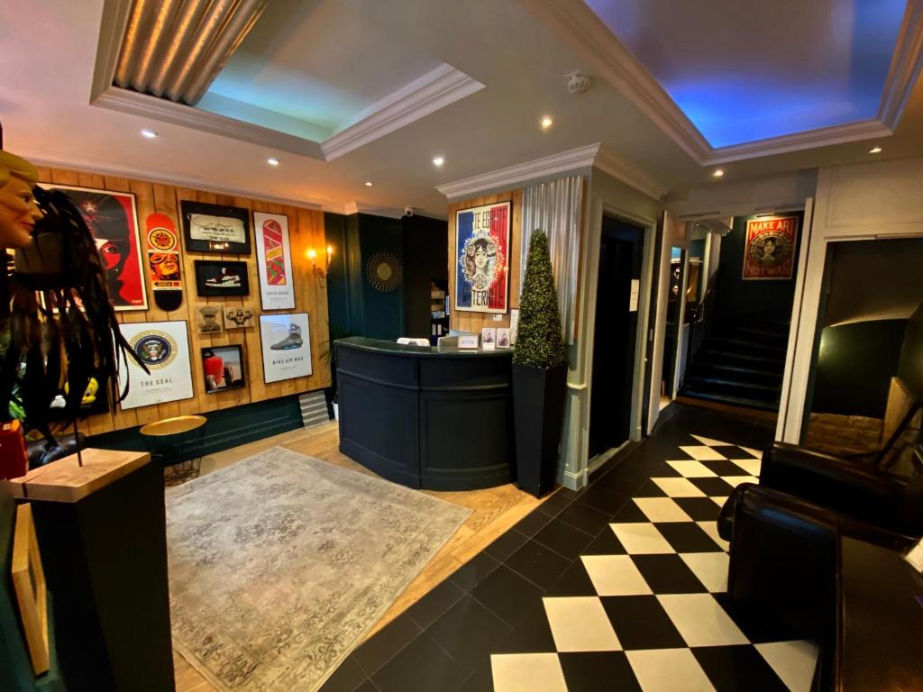 a pub with a checkered floor and a bar at Hôtel Etoile Trocadéro in Paris