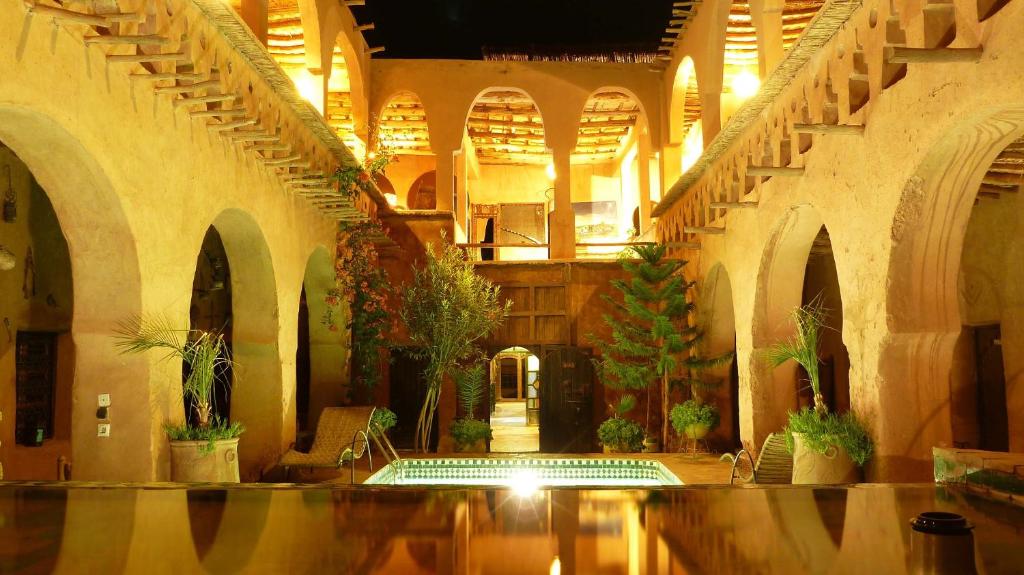 Cette grande chambre dispose d'une piscine au milieu d'un bâtiment. dans l'établissement Riad Maktoub, à Aït Ben Haddou
