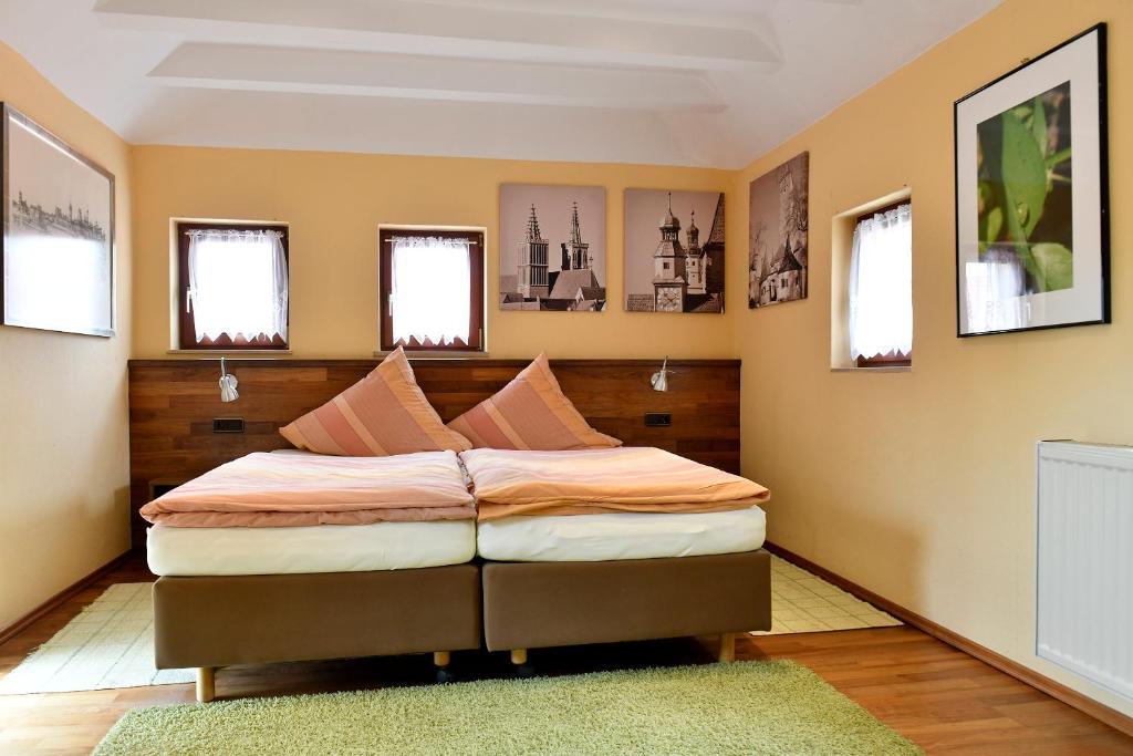 Postel nebo postele na pokoji v ubytování Landhotel Schwarzes Ross