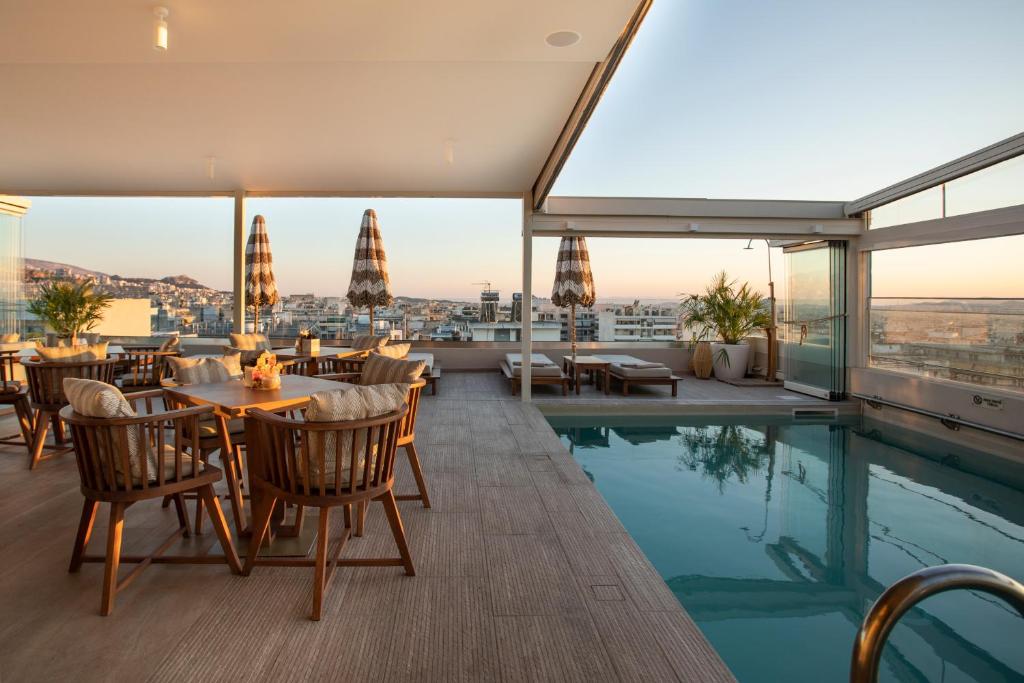 Bazén v ubytování Green Suites Boutique Hotel nebo v jeho okolí