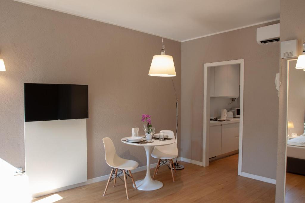 Televízia a/alebo spoločenská miestnosť v ubytovaní Domus Suites Verona