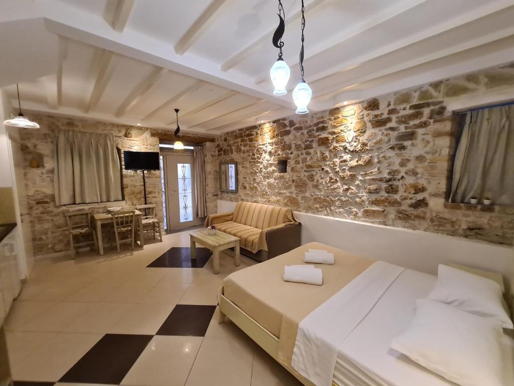 Łóżko lub łóżka w pokoju w obiekcie NJ Corfu Liston Apartments