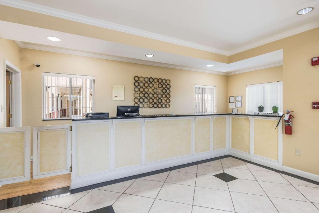 a large lobby with a bar in a building at Econo Lodge Inn & Suites Bryant in Bryant