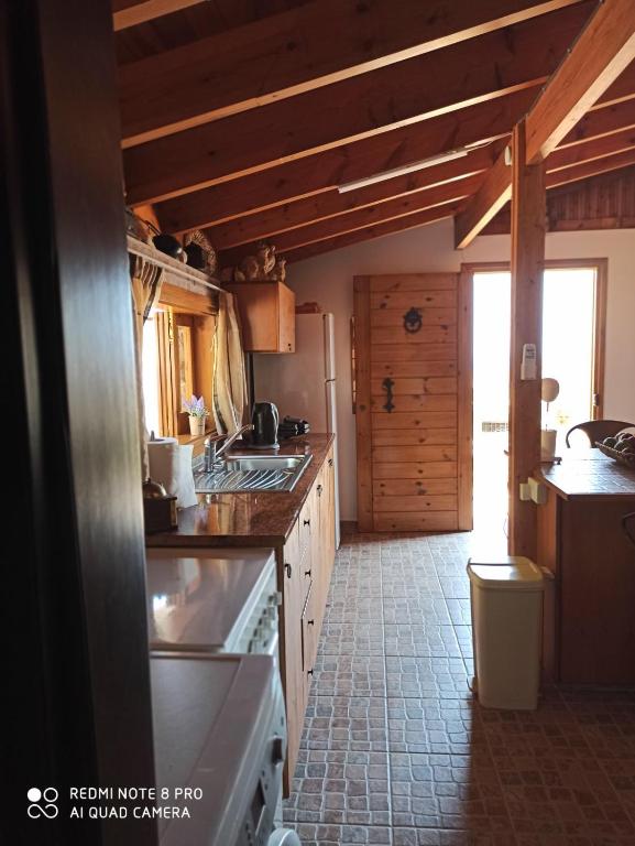 Kuchyň nebo kuchyňský kout v ubytování Aretis sea view house