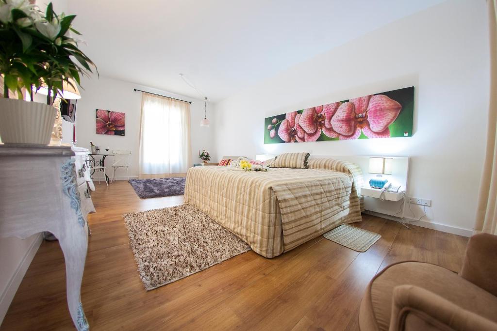 Кровать или кровати в номере Operetta House