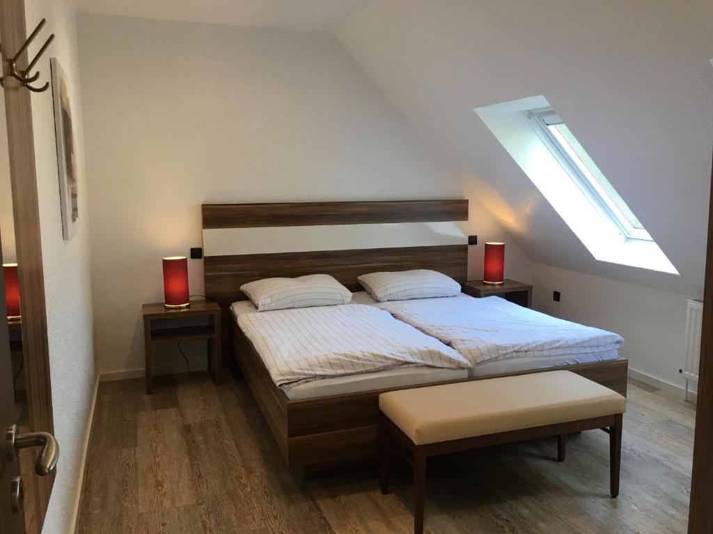 LemkendorfにあるVilla An Der Auのベッドルーム1室(ランプ2つ、窓付)