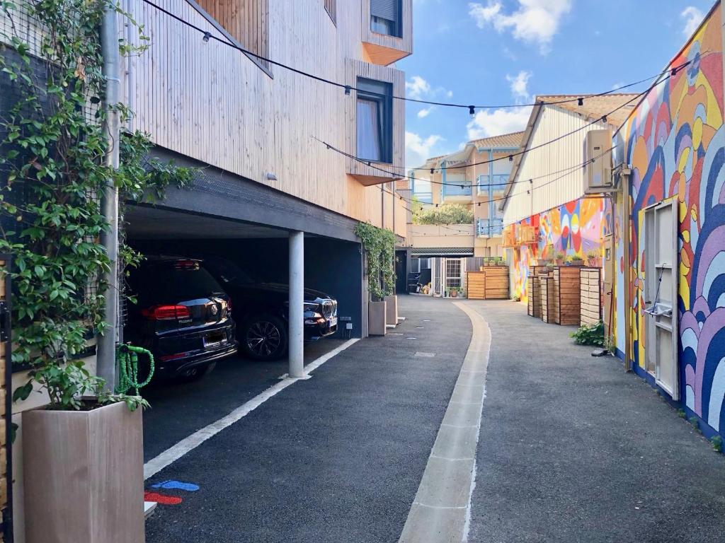 een parkeerplaats met auto's in een garage bij Cap Away I Appart Hotel in Andernos-les-Bains