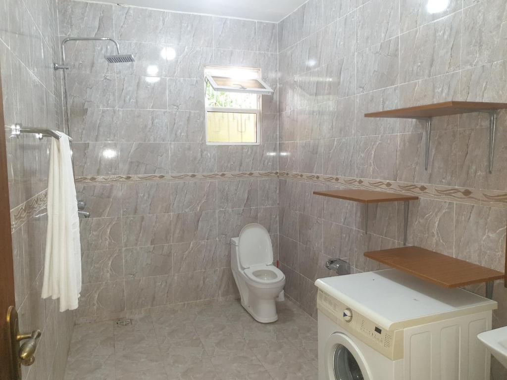 Koupelna v ubytování Karibuni palace mtwapa