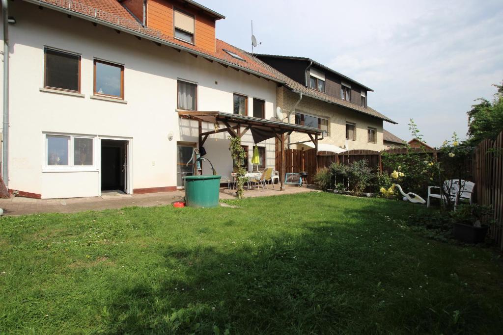 una casa con un césped verde delante de ella en Ferienwohnung Mira, en Grebendorf