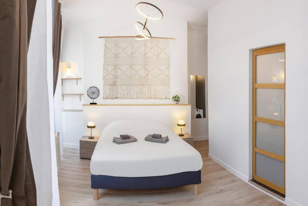 波爾多的住宿－Charmant logement - Gambetta - Cœur Historique Bordeaux，白色的卧室设有床和窗户