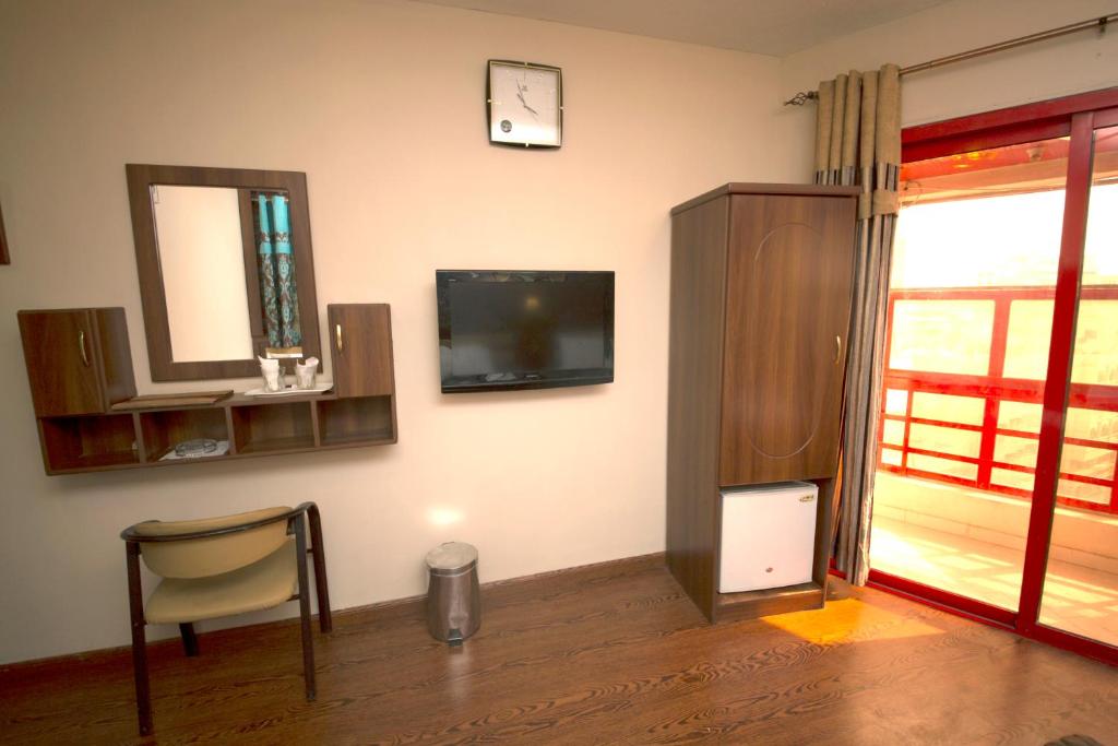 TV a/nebo společenská místnost v ubytování Downtown Hotel