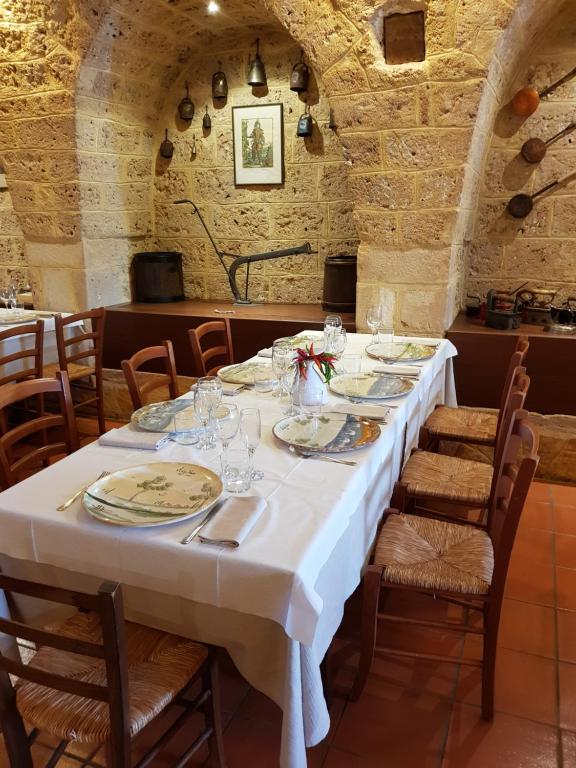 Reštaurácia alebo iné gastronomické zariadenie v ubytovaní Tenuta Patruno Perniola