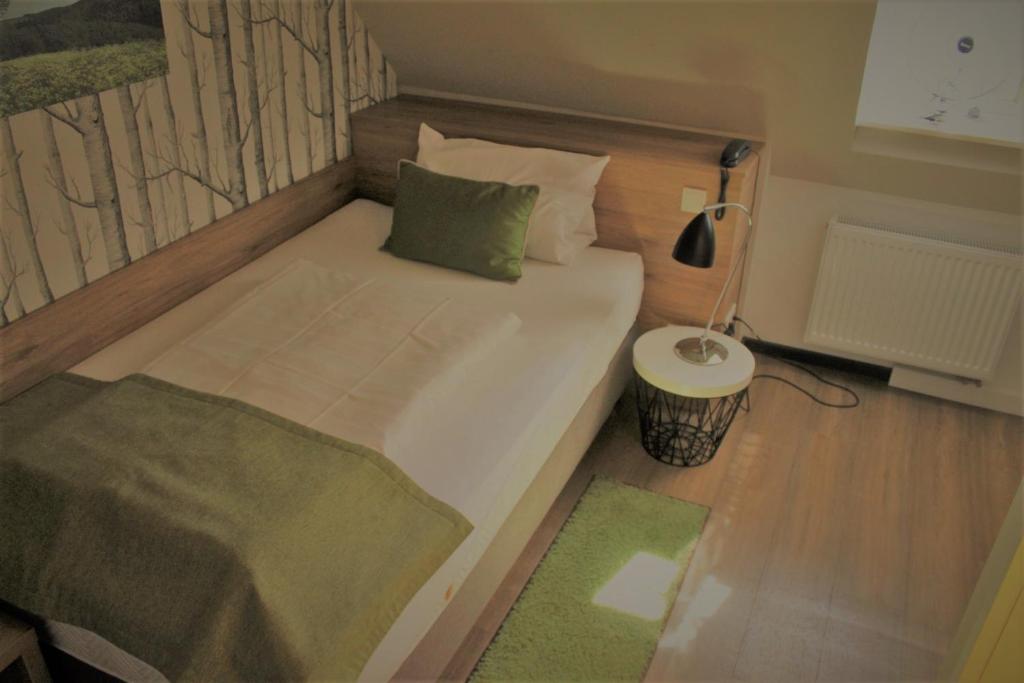 Postel nebo postele na pokoji v ubytování Hotel Eifelbräu