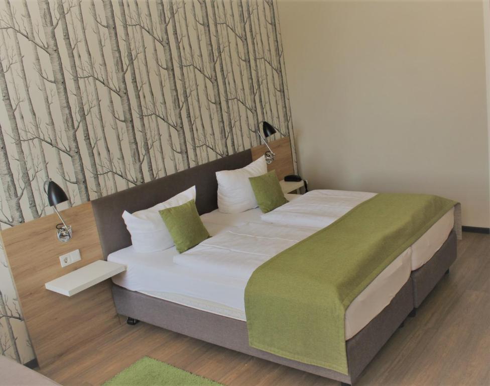 Postel nebo postele na pokoji v ubytování Hotel Eifelbräu