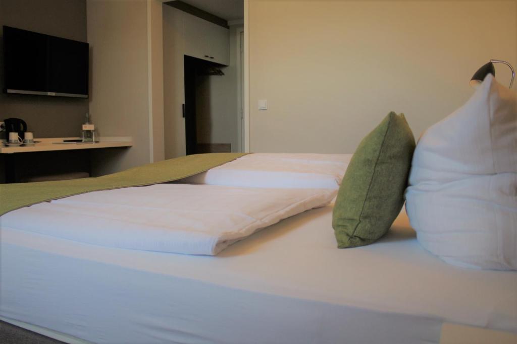 Postel nebo postele na pokoji v ubytování Hotel Eifelbräu