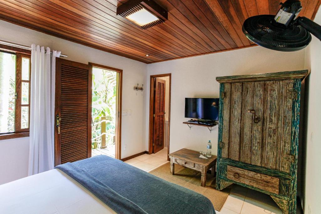a bedroom with a bed and a wooden ceiling at Atlantica Jungle Lodge in Abraão