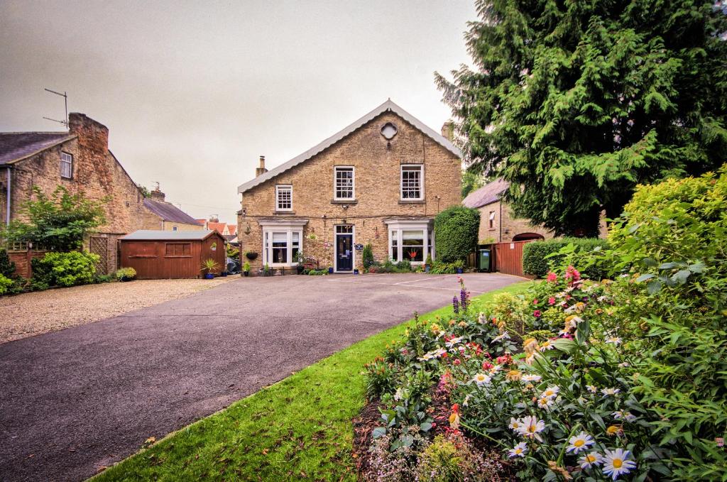 uma casa velha com uma entrada em frente em West End Guest House em Richmond