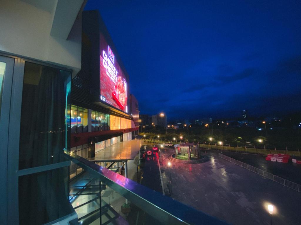 widok na budynek w nocy z balkonu w obiekcie Maison life 小居屋 The Loft Imago w mieście Kota Kinabalu