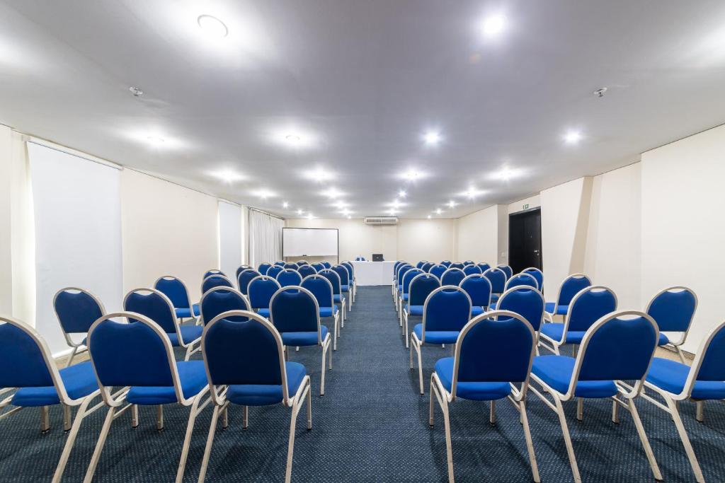 Área de negócios e/ou sala de conferências em Rede Andrade CWB