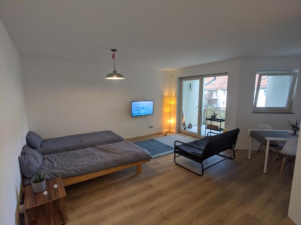 ein Wohnzimmer mit einem Sofa und einem Tisch in der Unterkunft Ideales Messe Appartment 15min Fahrtweg in Kirchheim unter Teck