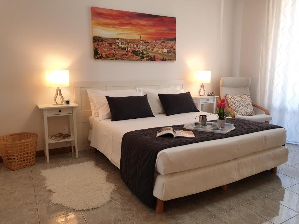 1 dormitorio con 1 cama blanca grande y 1 sofá en Godi Fiorenza Suite, en Florencia