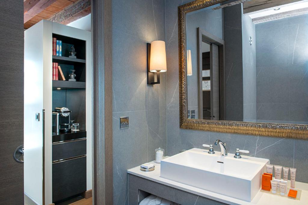 Koupelna v ubytování Hôtel Les Armures
