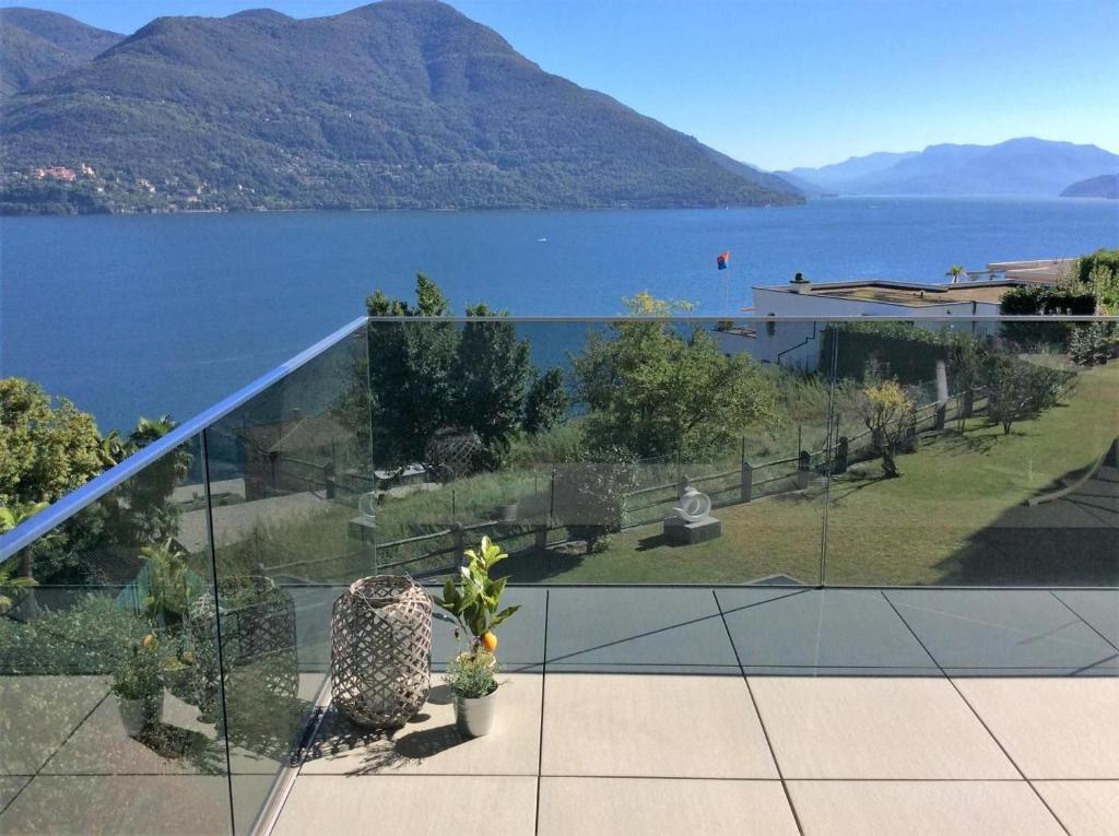 ein Haus mit Blick auf das Wasser in der Unterkunft Brissago in Brissago