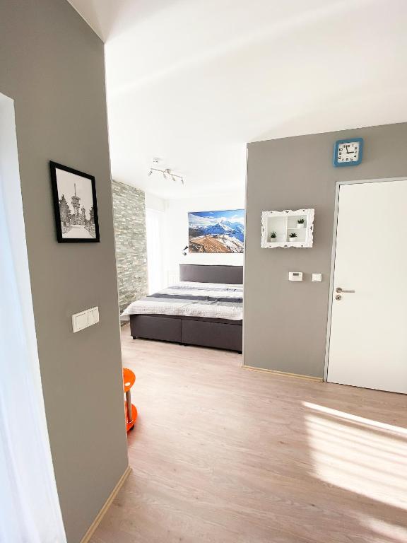Postel nebo postele na pokoji v ubytování Miky Apartmán Klínovec