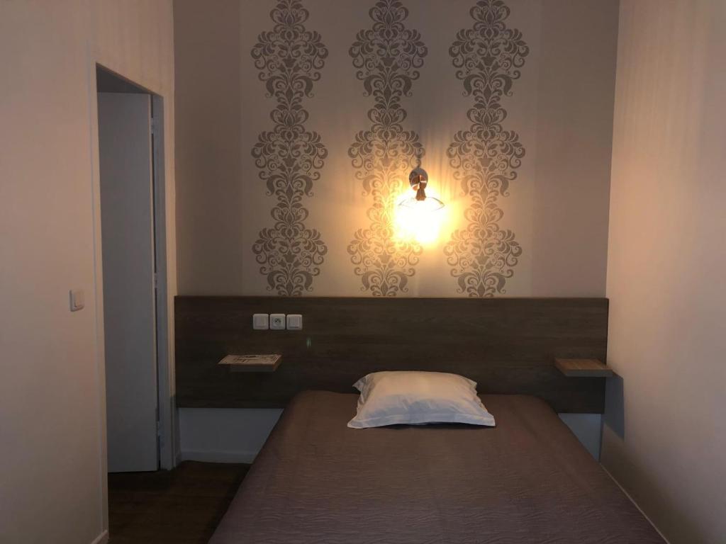 Postel nebo postele na pokoji v ubytování Hôtel Résidence Champerret