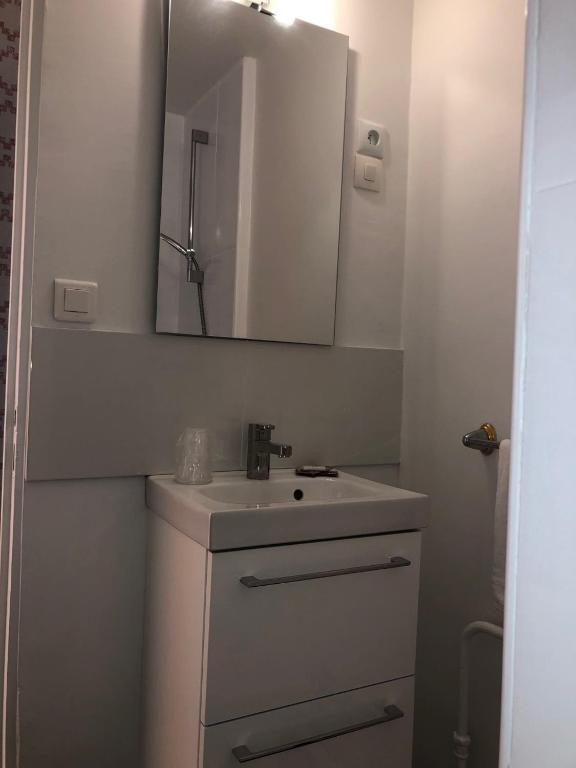Koupelna v ubytování Hôtel Résidence Champerret