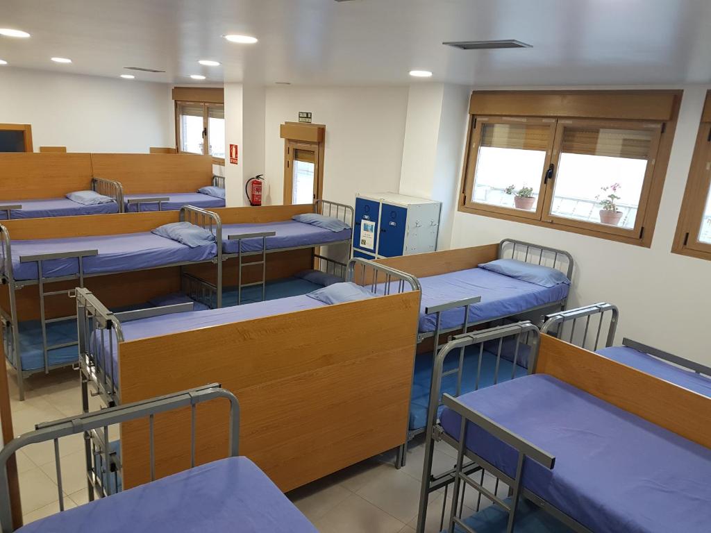 a row of beds in a hospital room at Albergue Albas exclusivo Peregrinos in Logroño