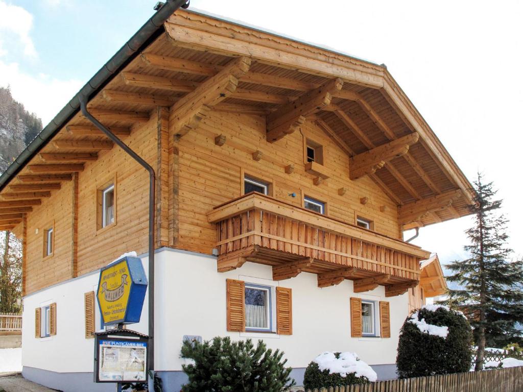 uma casa com um telhado de madeira e uma placa em frente em Holiday Home Wallner - FUC110 by Interhome em Fusch an der Glocknerstraße