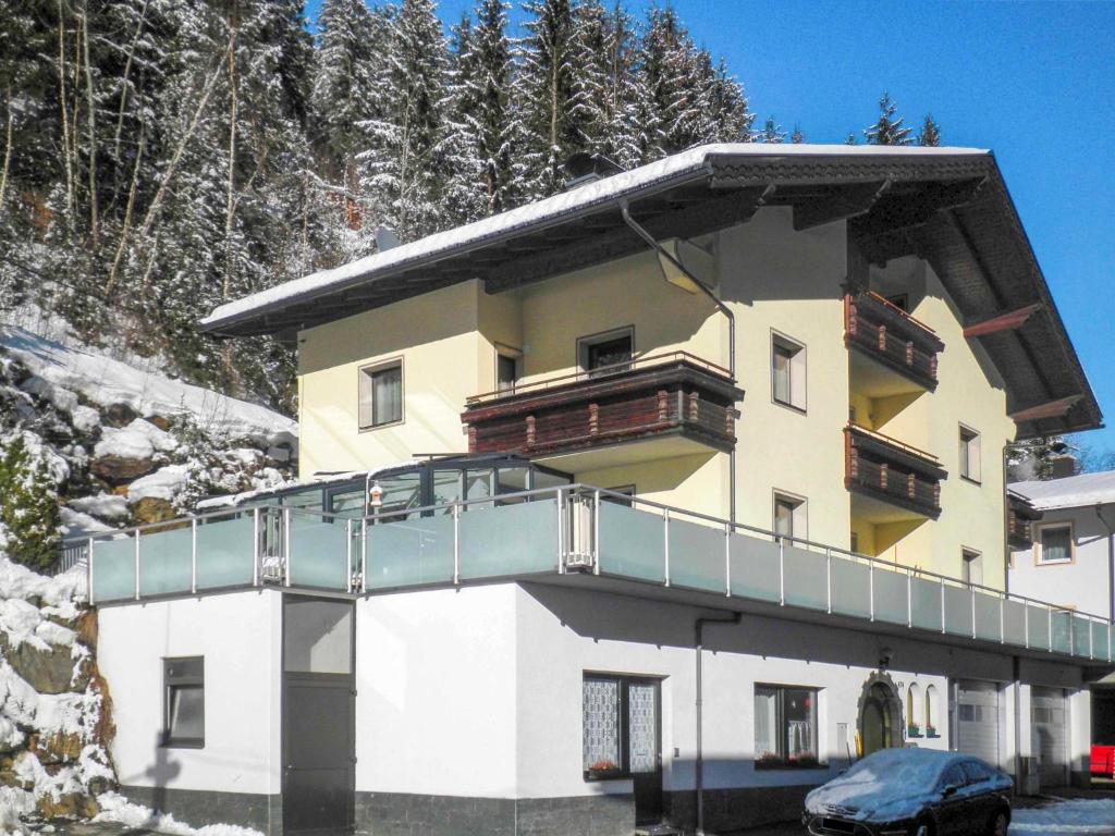 budynek z balkonem w śniegu w obiekcie Apartment Sabine - KPL671 by Interhome w mieście Kappl