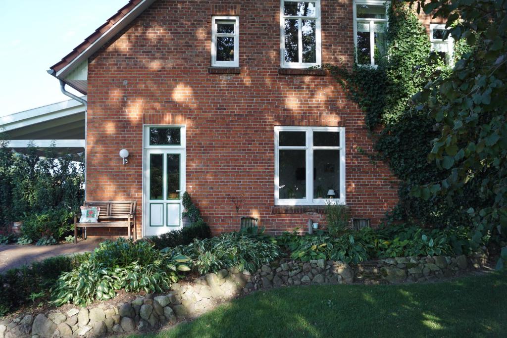 a brick house with a bench in front of it at Ferienwohnung in Drentwede in Drentwede