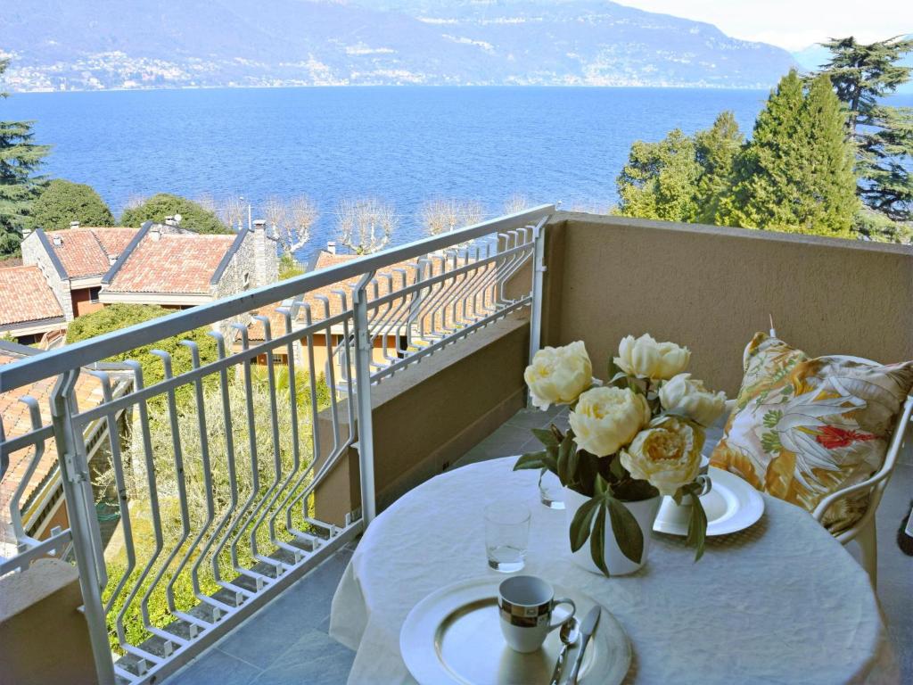 - une table avec un vase de fleurs sur le balcon dans l'établissement Apartment Hermitage-2 by Interhome, à Porto Valtravaglia