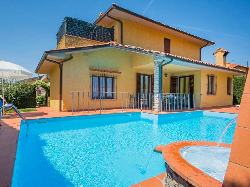 una piscina di fronte a una casa di Villa Villa Giada by Interhome a Villa Bensi