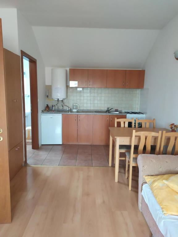 Kuchyň nebo kuchyňský kout v ubytování Bianka Apartmanház