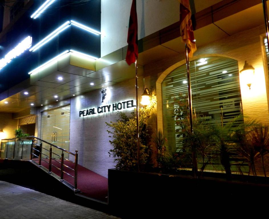 un edificio con un letrero que lee hotel ciudad ventilador en Pearl City Hotel, en Colombo